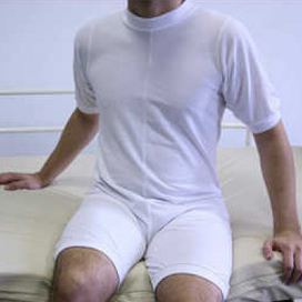 Anota Conjunto de pijama para incontin&ecirc;ncia, composto por blusa de manga curta e shorts.